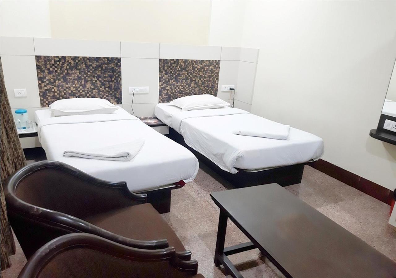 בלגאום Hotel Adarsha Palace מראה חיצוני תמונה