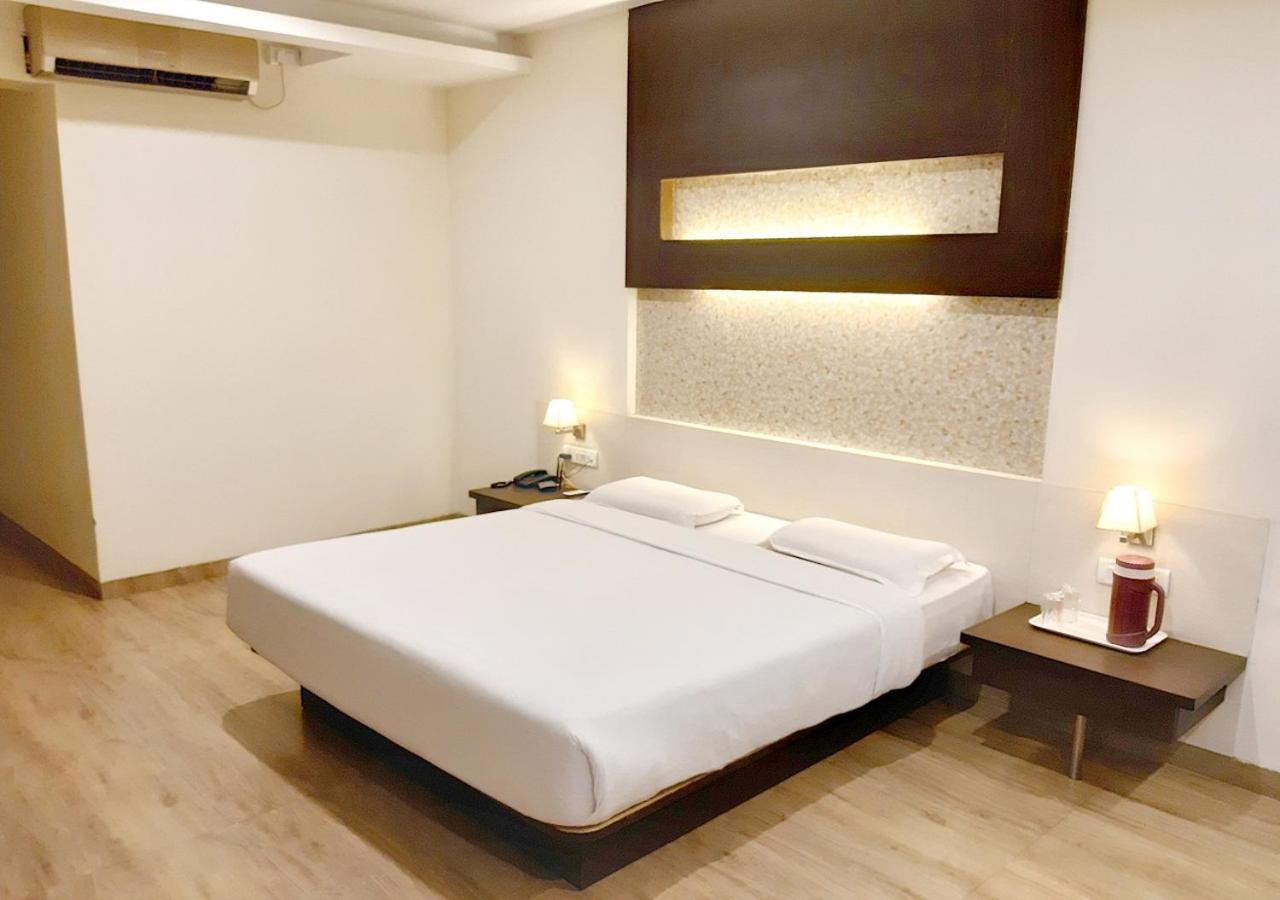 בלגאום Hotel Adarsha Palace מראה חיצוני תמונה