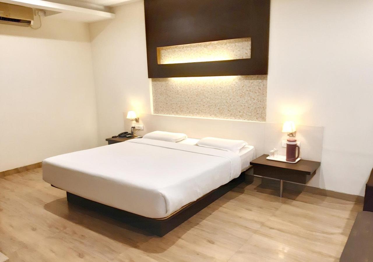 בלגאום Hotel Adarsha Palace מראה חיצוני תמונה