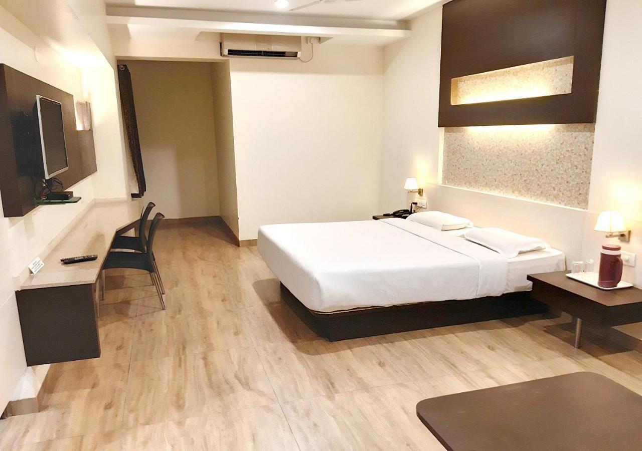 בלגאום Hotel Adarsha Palace מראה חיצוני תמונה