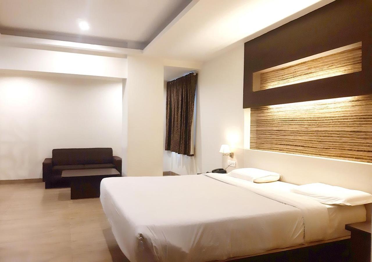 בלגאום Hotel Adarsha Palace מראה חיצוני תמונה