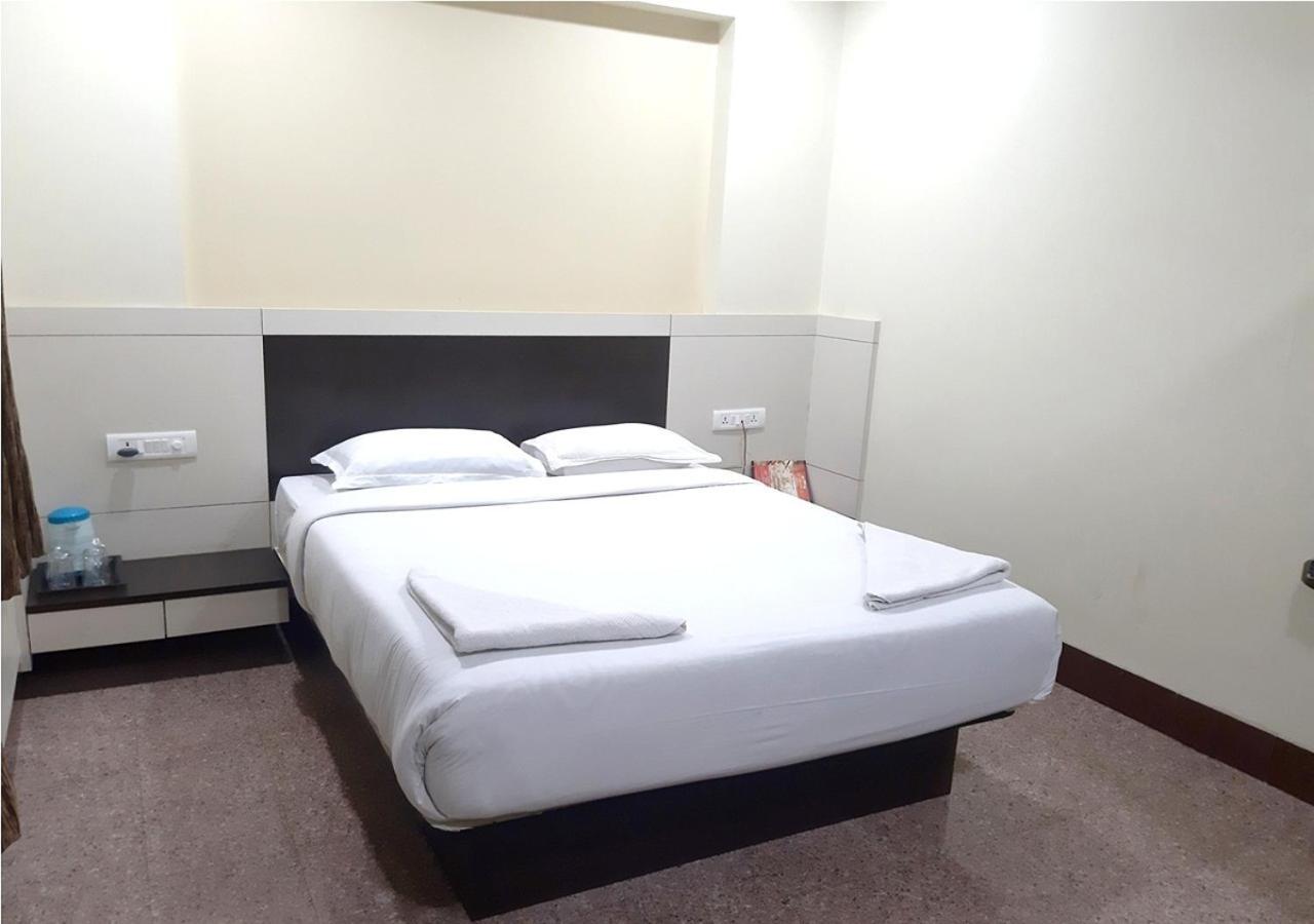 בלגאום Hotel Adarsha Palace מראה חיצוני תמונה