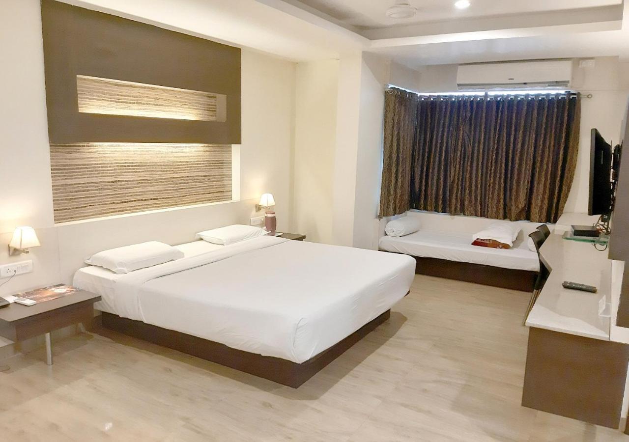 בלגאום Hotel Adarsha Palace מראה חיצוני תמונה