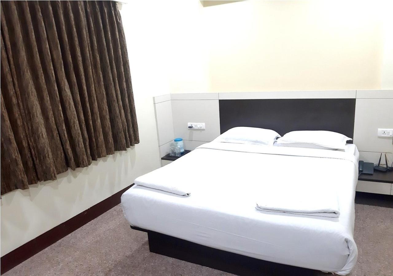 בלגאום Hotel Adarsha Palace מראה חיצוני תמונה