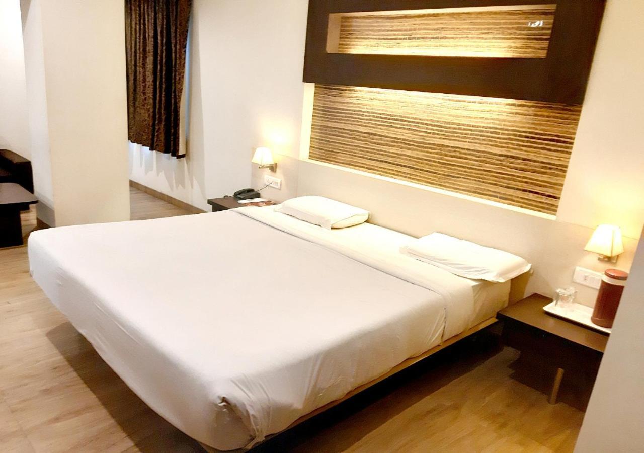 בלגאום Hotel Adarsha Palace מראה חיצוני תמונה