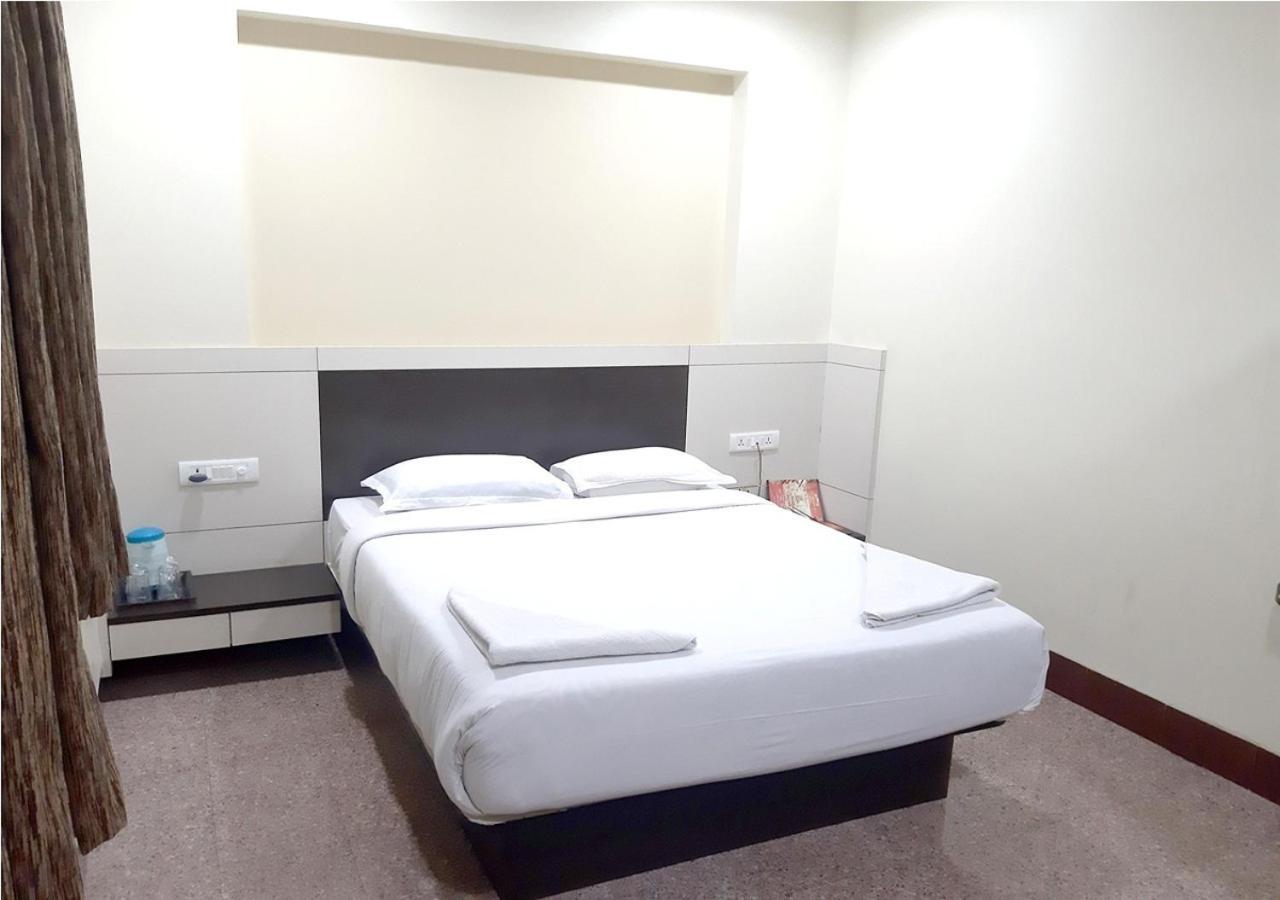 בלגאום Hotel Adarsha Palace מראה חיצוני תמונה