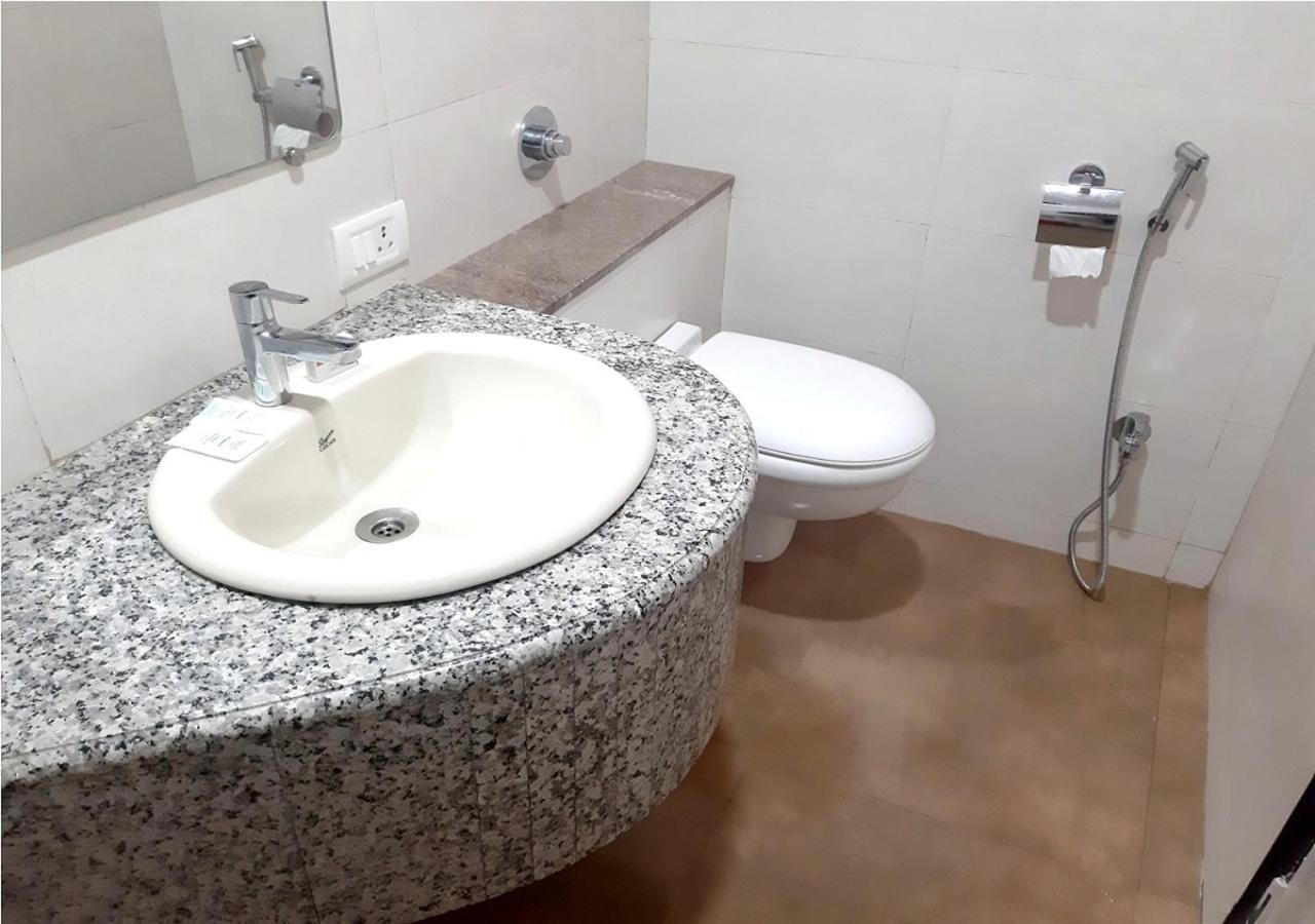 בלגאום Hotel Adarsha Palace מראה חיצוני תמונה