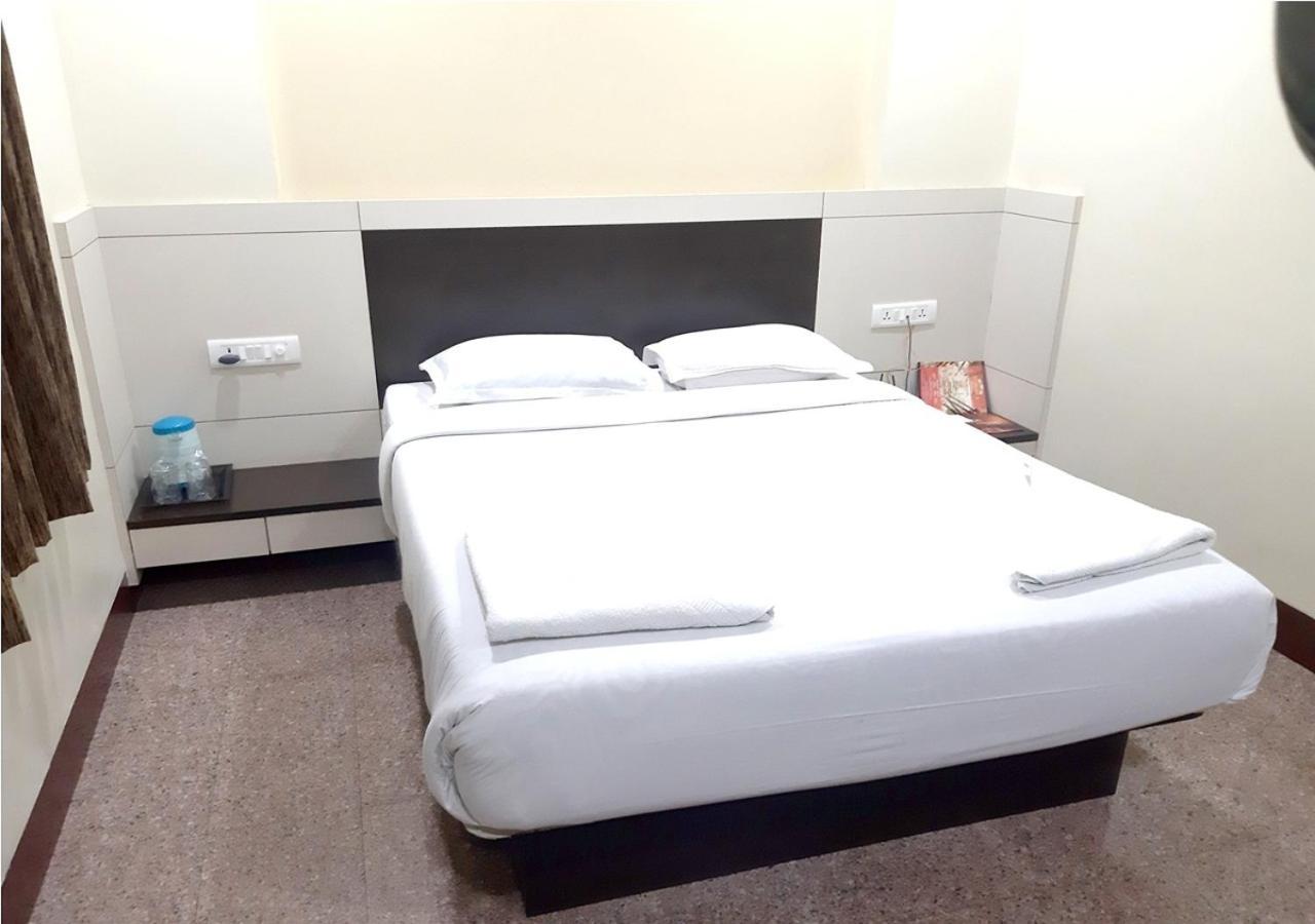 בלגאום Hotel Adarsha Palace מראה חיצוני תמונה