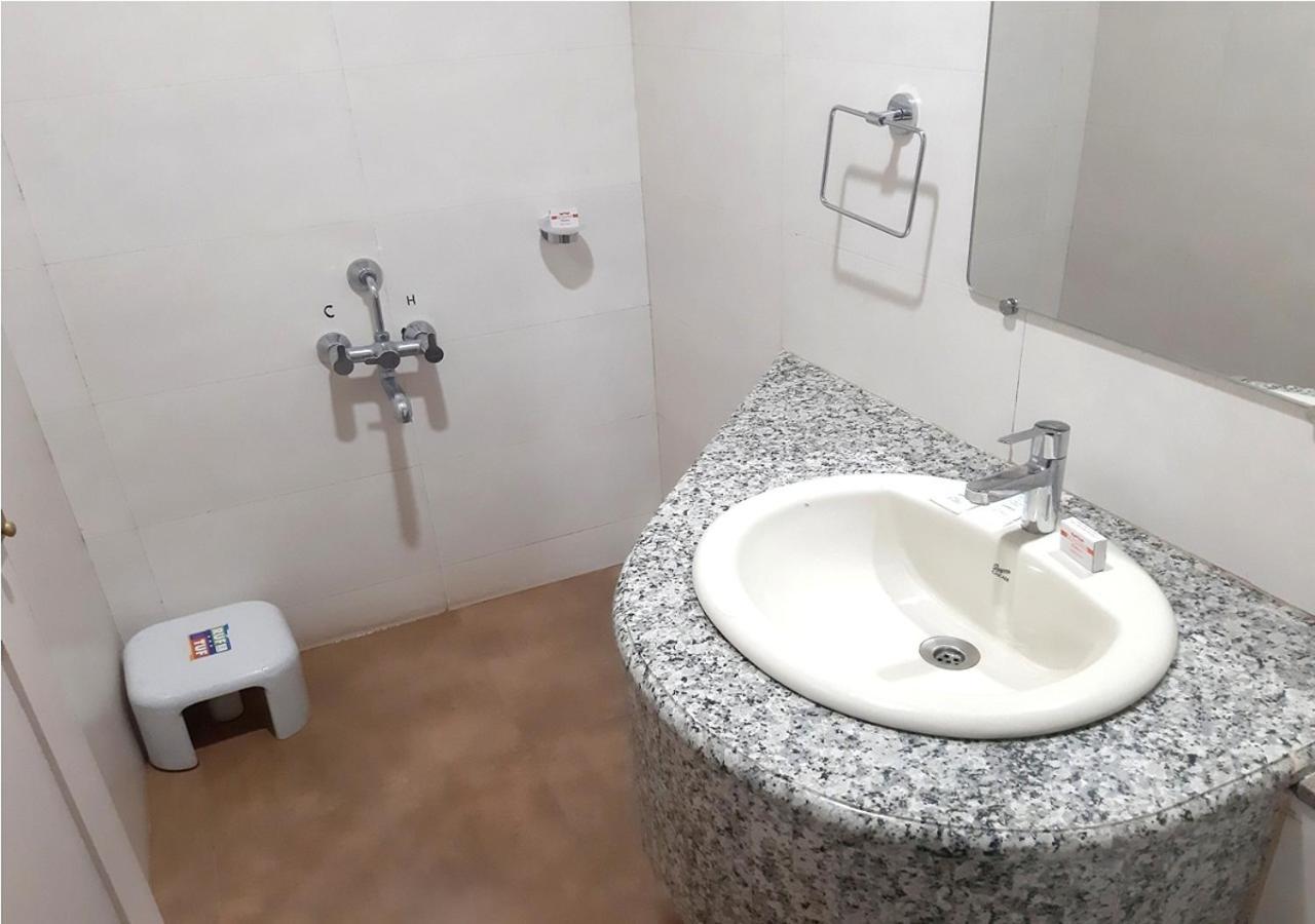 בלגאום Hotel Adarsha Palace מראה חיצוני תמונה