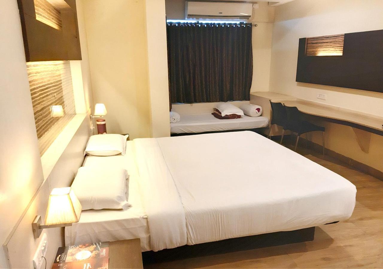 בלגאום Hotel Adarsha Palace מראה חיצוני תמונה